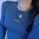 Collar con colgante de corazón azul y cadena de plata con perlas
